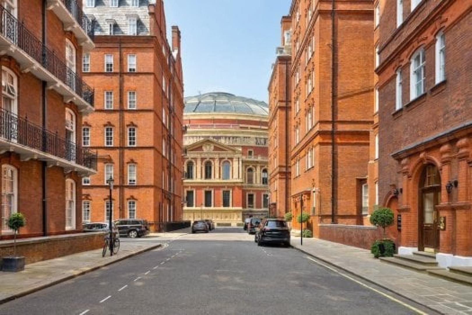 Beautiful four double bedroom set in a mansion block property in Zone 1 Luxborough Street, Marylebone